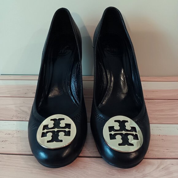LIKE NEW💥TORY BURCH Stunning Black Leather Wedge Shoes w/Lt Gold Double T Sz 7 - Picture 1 of 9